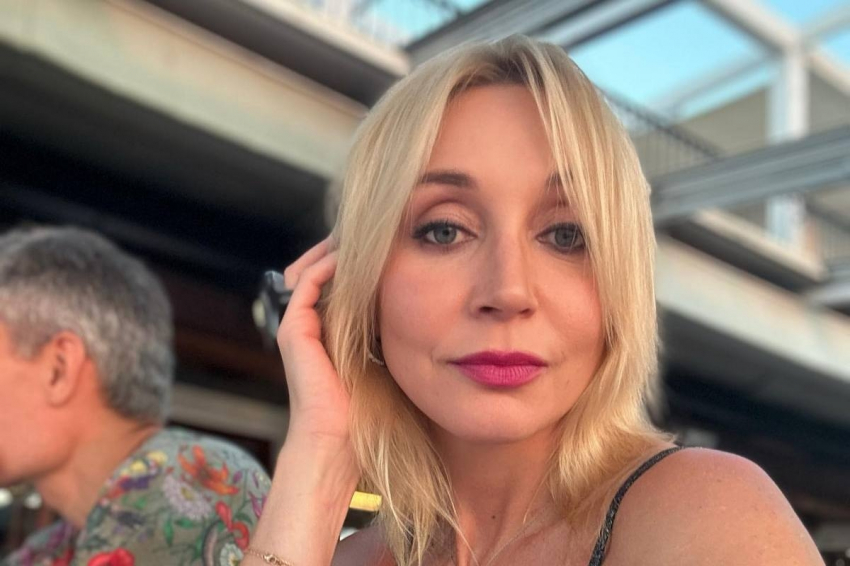 Вернувшаяся в США певица Орбакайте опубликовала фото вместе с супругом и дочерью