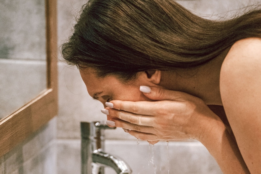 Дерматолог объяснила, почему человеку опасно умываться мылом