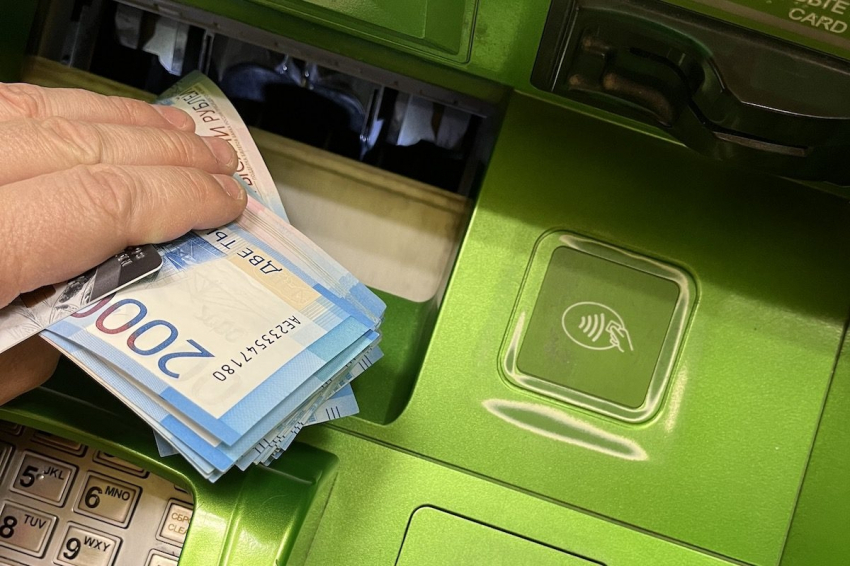 С завтрашнего дня – полный запрет: всех, кто снимает деньги с банковской карты, ждет неожиданный сюрприз