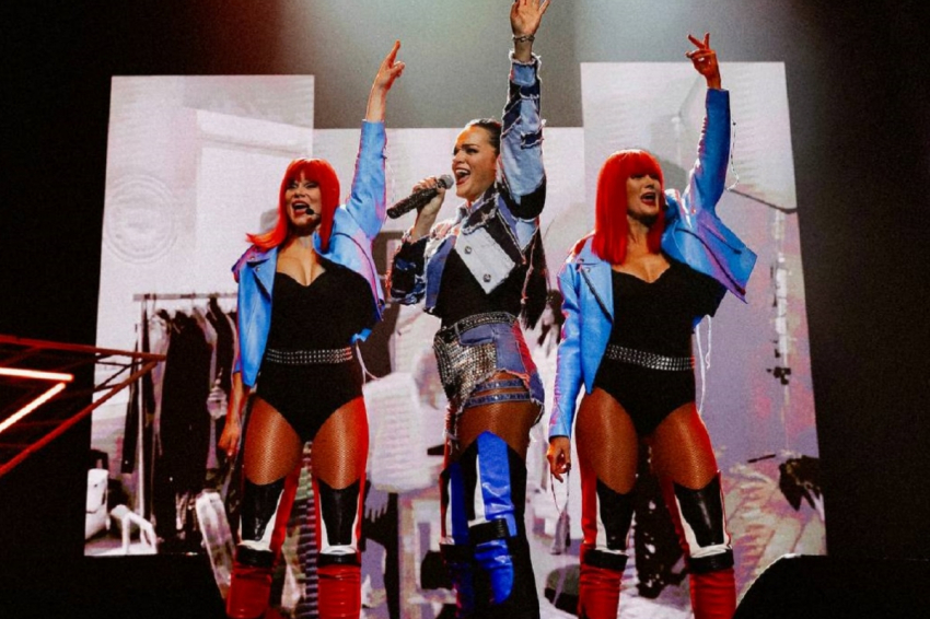 Певица Слава появилась на концерте в Сибири в мини-шортах и топе с глубоким декольте