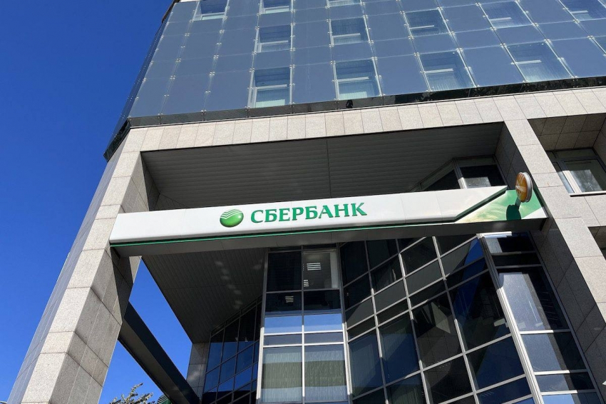 С завтрашнего дня. Сбербанк предупредил россиян, у кого остаются деньги на карте