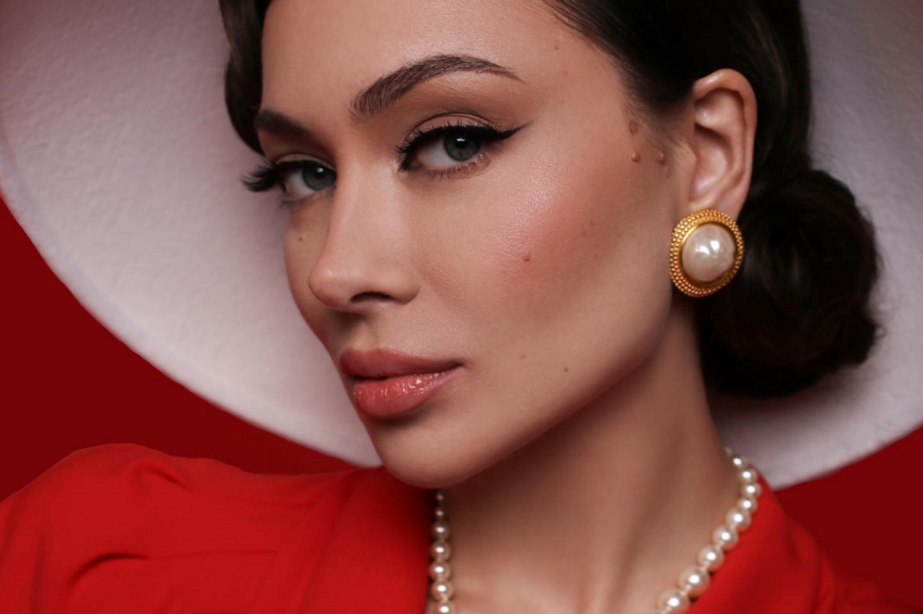 Актриса Настасья Самбурская выложила провокационное видео в прозрачном платье