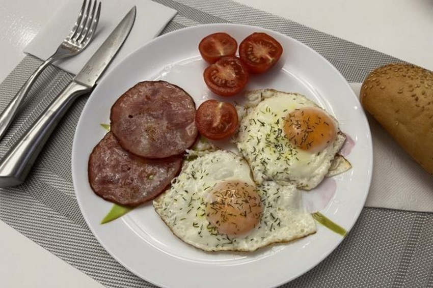 Гепатолог Вялов объяснил, почему утром следует отказаться от варёной колбасы