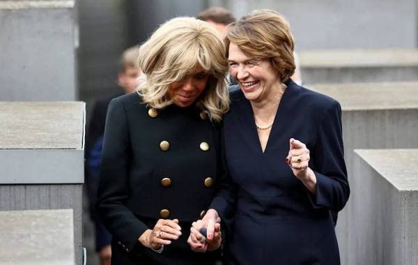 Жёны Макрона и Штайнмайера рассмеялись на мемориале жертвам холокоста