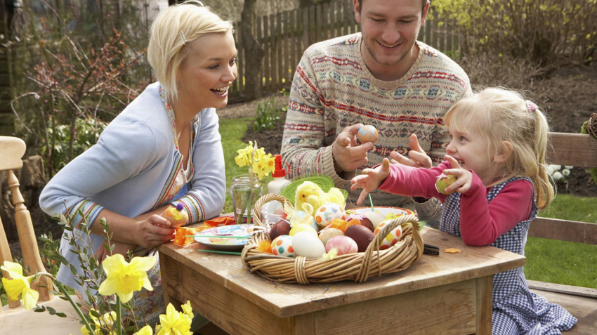 Почему нельзя христосоваться мужу и жене: особенности пасхальных примет