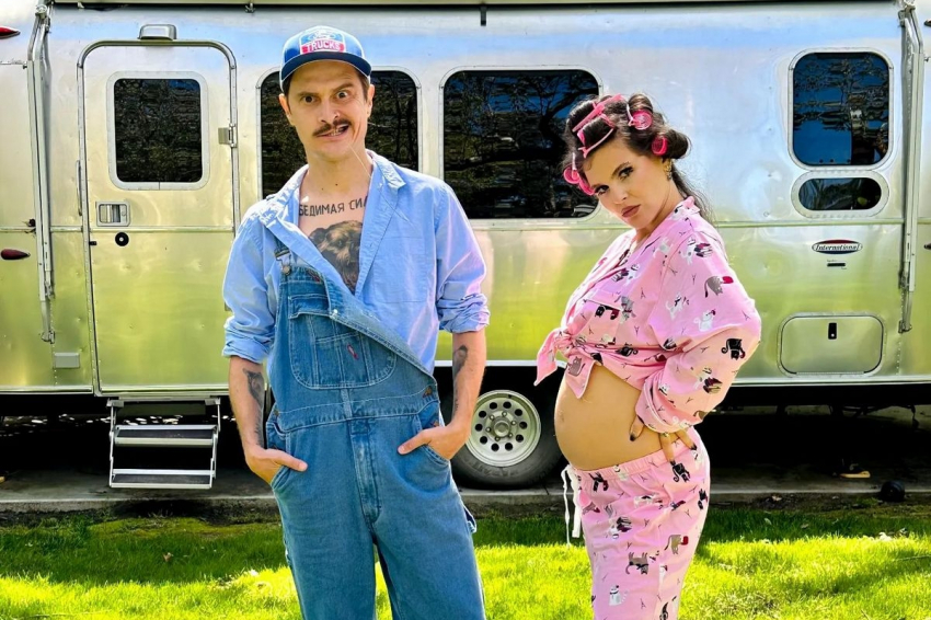 Солистка группы Little Big Софья Таюрская снялась с огромным беременным животом