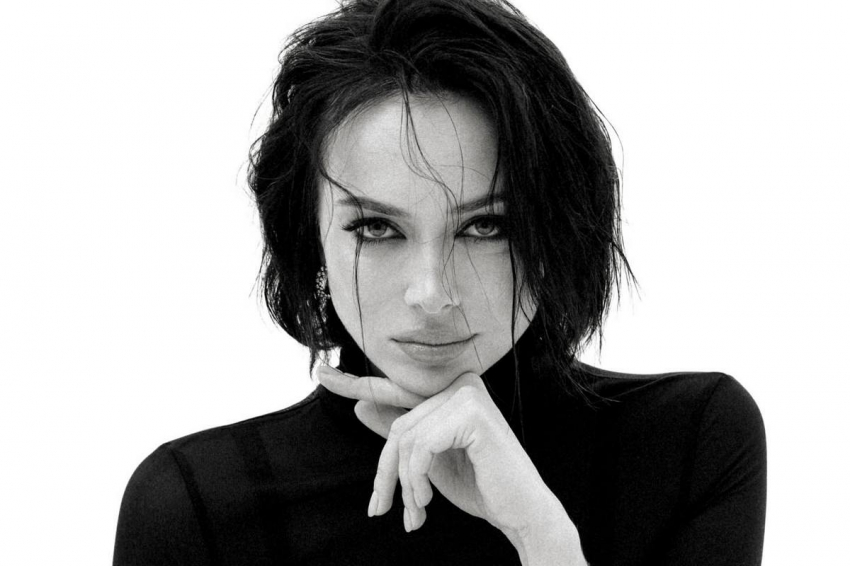 Российская актриса Настасья Самбурская снялась в джинсовых мини-шортах