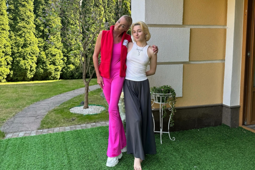 Исхудавшая Волочкова снялась с 18-летней дочерью Ариадной в своем загородном доме