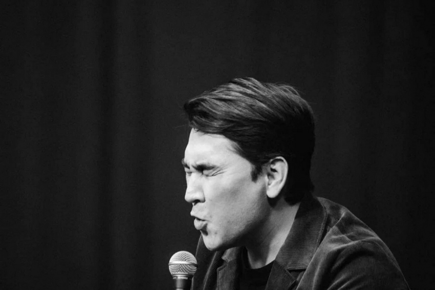 Комик Азамат Мусагалиев признался, почему его жена не работает