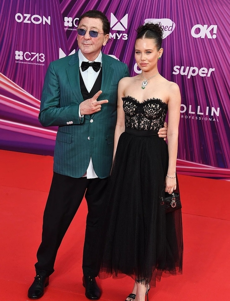 Григорий Лепс вышел в свет с 18-летней возлюбленной и снялся на первых фото