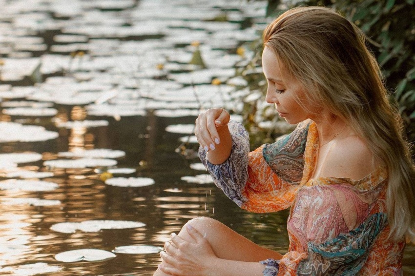 Жена Газманова в мокром платье без бюстгальтера снялась на фото в озере