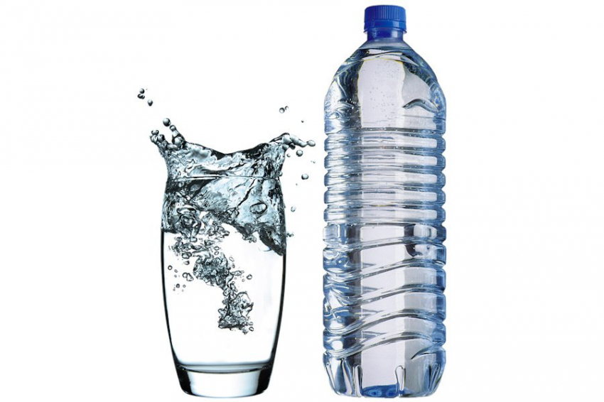 Бутилированная вода не пригодна для питья из-за воздействия света и пластика