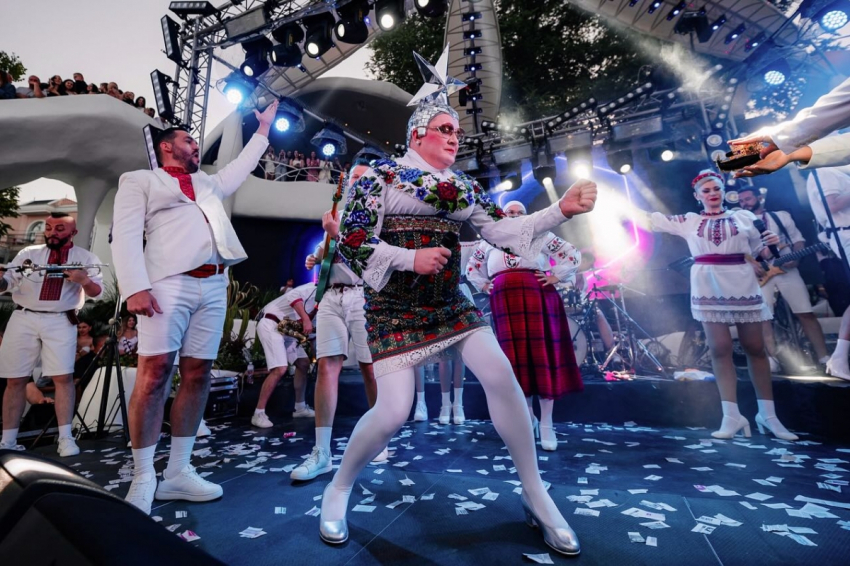 Верка Сердючка исполнила песню на русском в Одессе — все подпевали