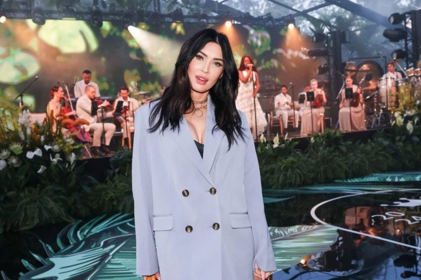 «Забыла одеть штаны»: Меган Фокс вышла в свет в жакете и чулках