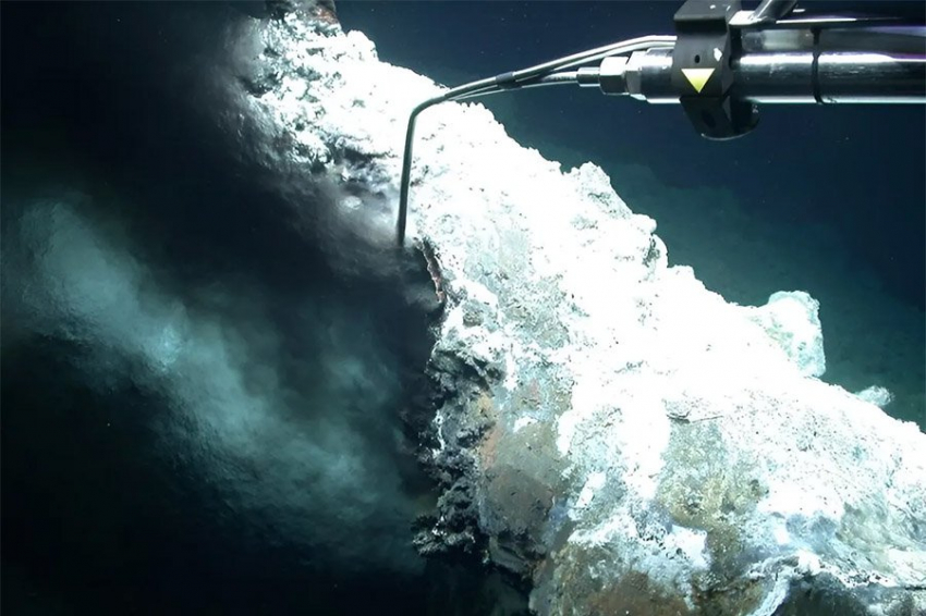 Жидкость с температурой 300°C сочится глубоко под Северным Ледовитым океаном