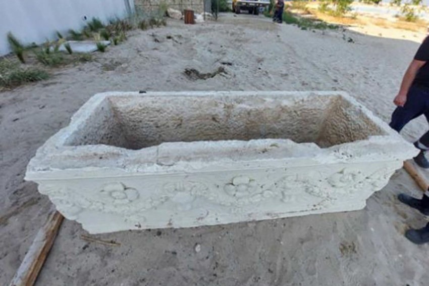 На болгарском пляже найден странный «древнеримский» саркофаг
