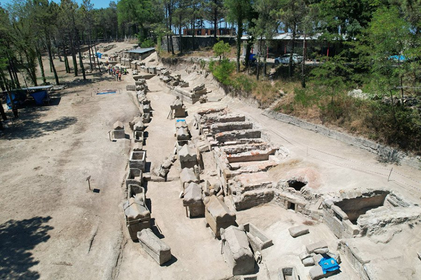 В Турции найден древний некрополь с аллеей саркофагов