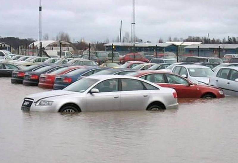 Нужна особая осторожность: автоэксперт разъяснил, что самое опасное для машины в ливень