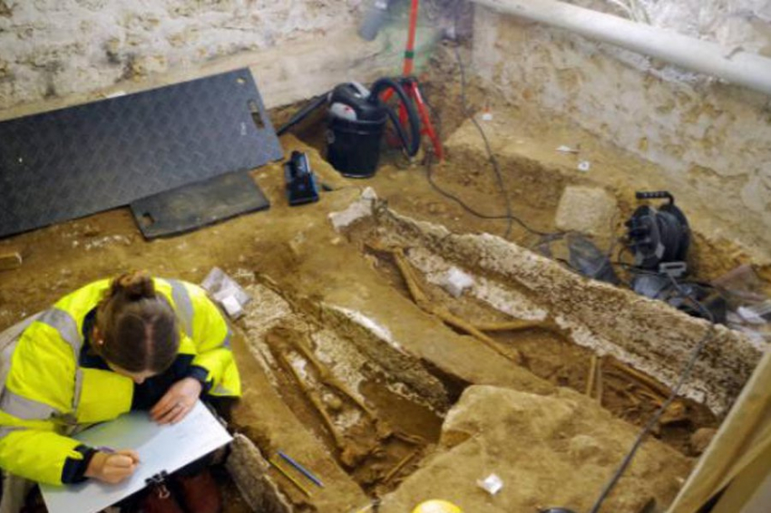Проект реконструкции выявил 38 средневековых скелетов в подвале Парижа