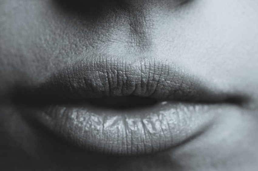 Когда люди не слышат собственную речь, способность говорить нарушается