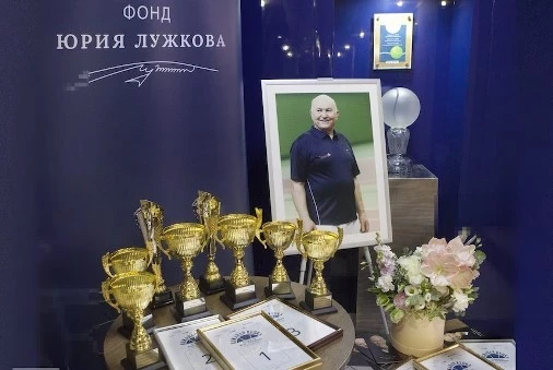Клуб «Мультиспорт» и Фонд Юрия Лужкова продолжили традицию проведения предновогодних теннисных турниров в честь памяти Юрия Лужкова