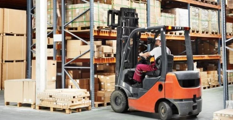 Как выбрать складскую технику: электрические штабелеры и роклы для эффективной работы