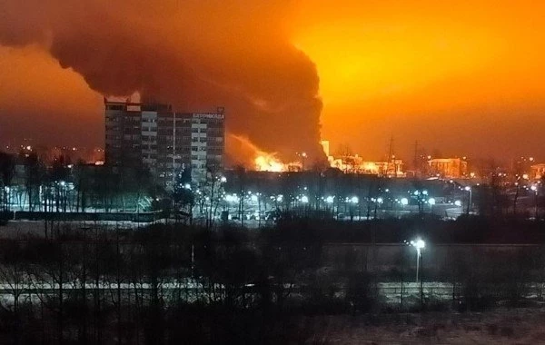 Взрывы и мощный пожар произошли в промзоне в Гатчине Ленинградской области
